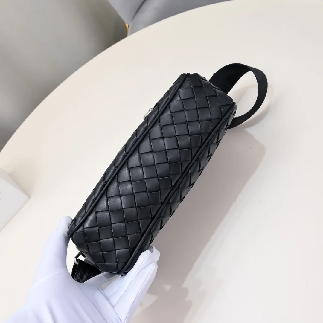 Batch 960 lntrecciato woven cow leather crossbody bag. Zipper opening and closing, the space is too big. It meets the daily needs of going out on the street. Mobile phone 📱 wallet 👛 power bank 🔋 There is no problem with the weaving process. The texture of the upper body 🔝 is very high-end. It is indispensable for going out. 66525# Size: 24.5×15×6cm Color: Black#